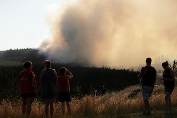 Las autoridades de Spokane confirmaron la destrucción de algunas estructuras y pidieron a los residentes acatar las órdenes de evacuación ante el avance del fuego (AP Foto/Young Kwak)