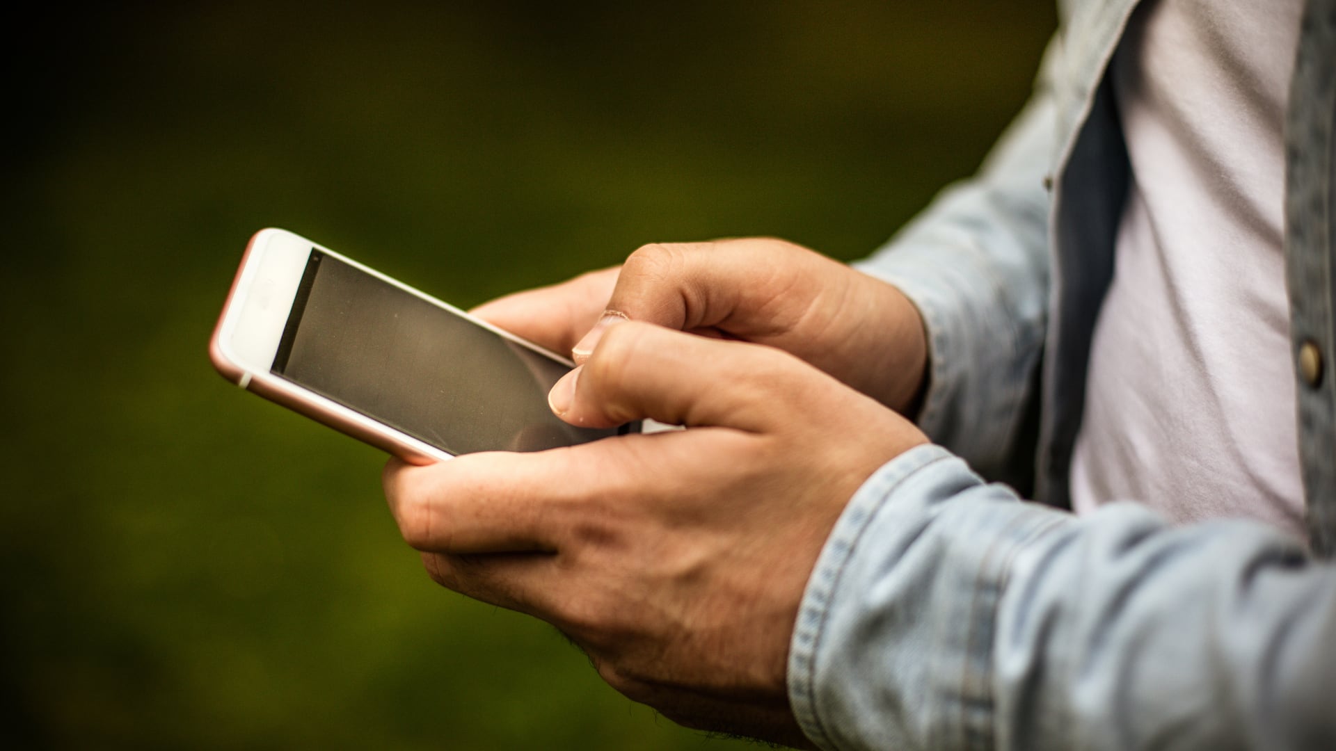Los comercios de celulares usados deberán acreditar el origen legítimo de cada equipo, componente y repuesto (Foto/Canva)