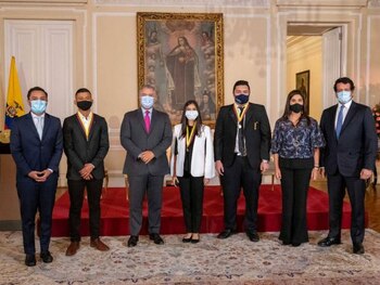 De izquierda a derecha con