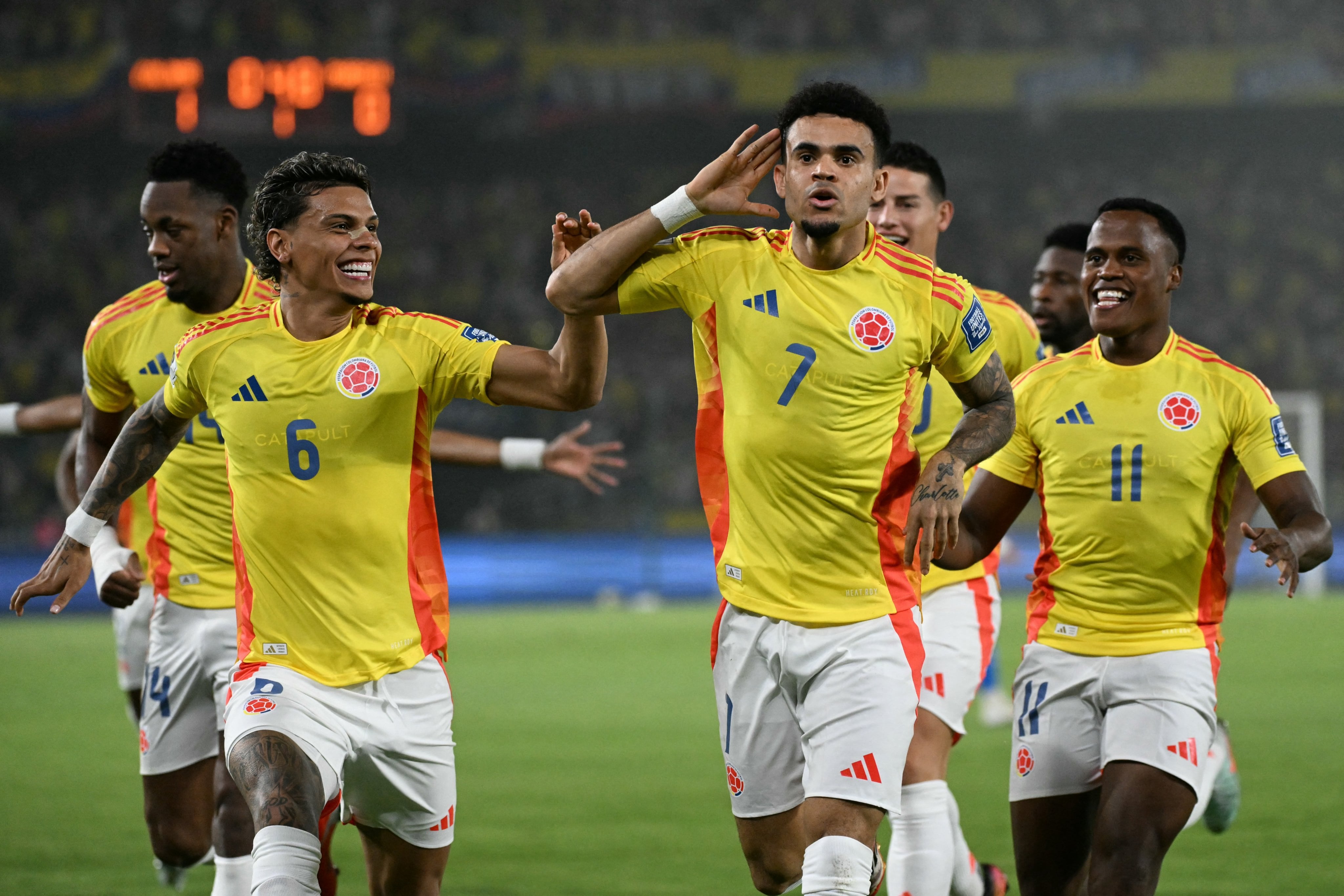 Luis Díaz celebra su gol con Colombia contra Paraguay, apenas 37 segundos después del inicio - crédito Conmebol