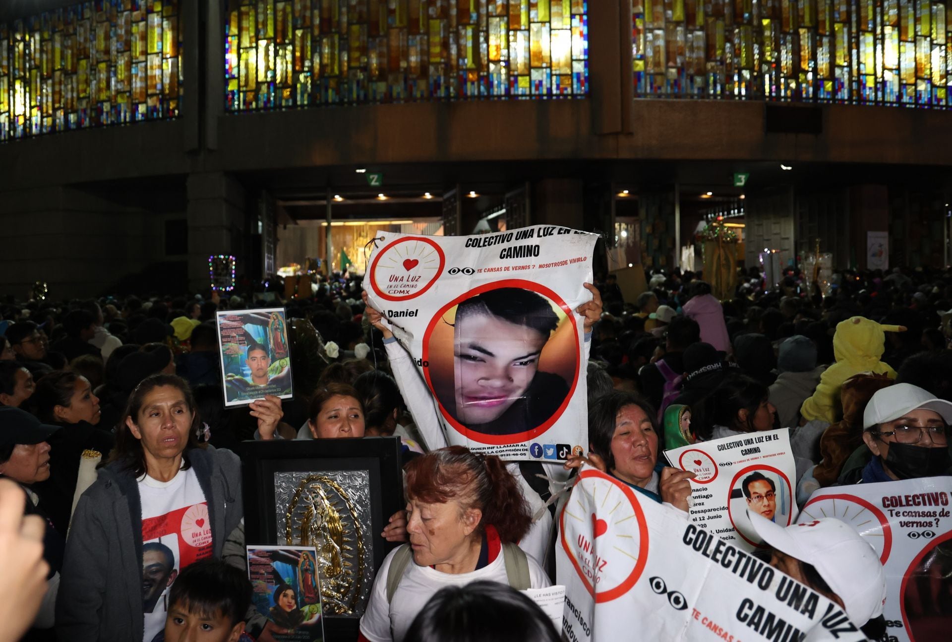 La movilización fue organizada por Una Luz en el Camino, que desde el exterior del metro Coyuya logró congregar a madres y padres provenientes de distintas entidades. FOTO: GALO CAÑAS/CUARTOSCURO.COM