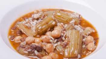 Garbanzos con pencas de acelga