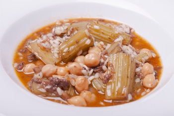 Garbanzos con pencas de acelga