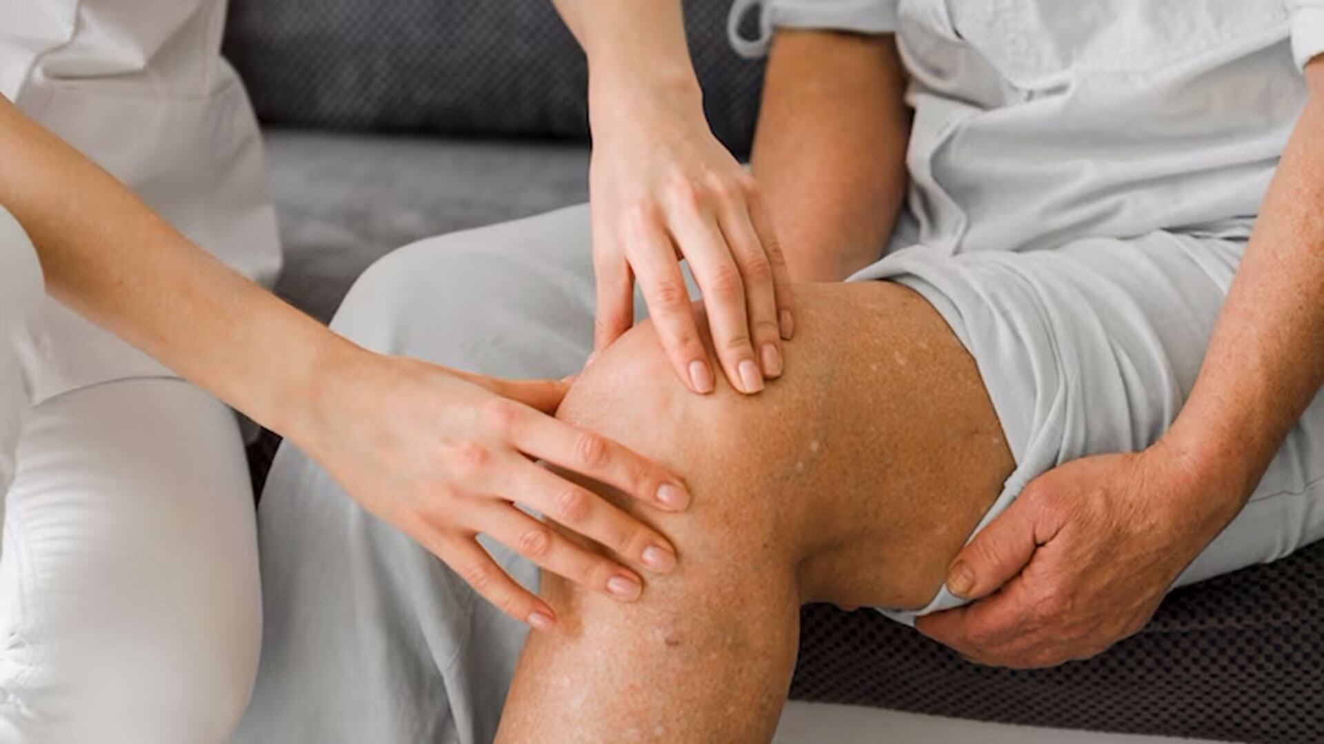 La hinchazón persistente en piernas, brazos o abdomen puede ser un síntoma clave de trombosis venosa profunda (TVP) (freepik)