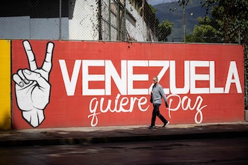 Una persona camina frente a un mural este 8 de enero de 2026, en Caracas (Venezuela). EFE/ Ronald Peña R