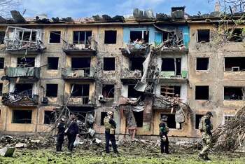 Militares ucranianos inspeccionan el sitio