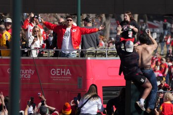 Patrick Mahomes saluda a los