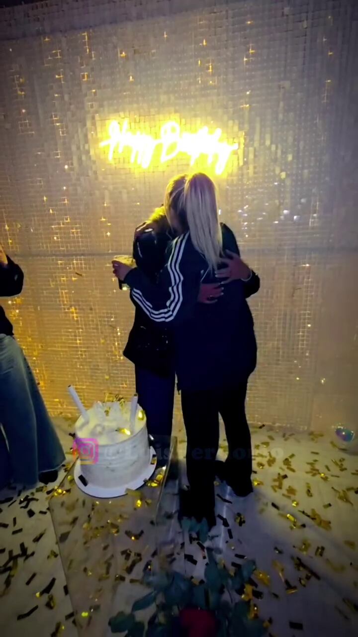 El emotivo abrazo de Claudia Valenzuela y Wanda Nara al soplar las velitas