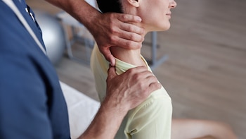 ¿Dolor en el cuello o la espalda? Qué son los nudos musculares, por qué aparecen y cómo eliminarlos, según expertos