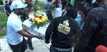 Varias personas trasladan el ataúd de Mari Santana, de tres años, durante su sepelio en la comunidad de Los Girasoles III, en el Distrito Nacional (Foto cortesía Primer Impacto).