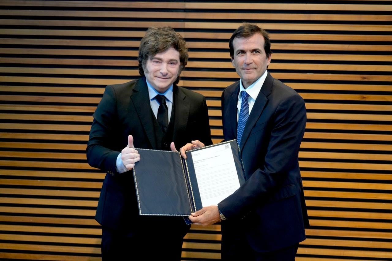 El presidente Javier Milei le entregó a Adolfo Cambiaso el decreto que lo designa Embajador Extraordinario y Plenipotenciario ad honorem, durante el acto realizado en el Palacio Libertad.