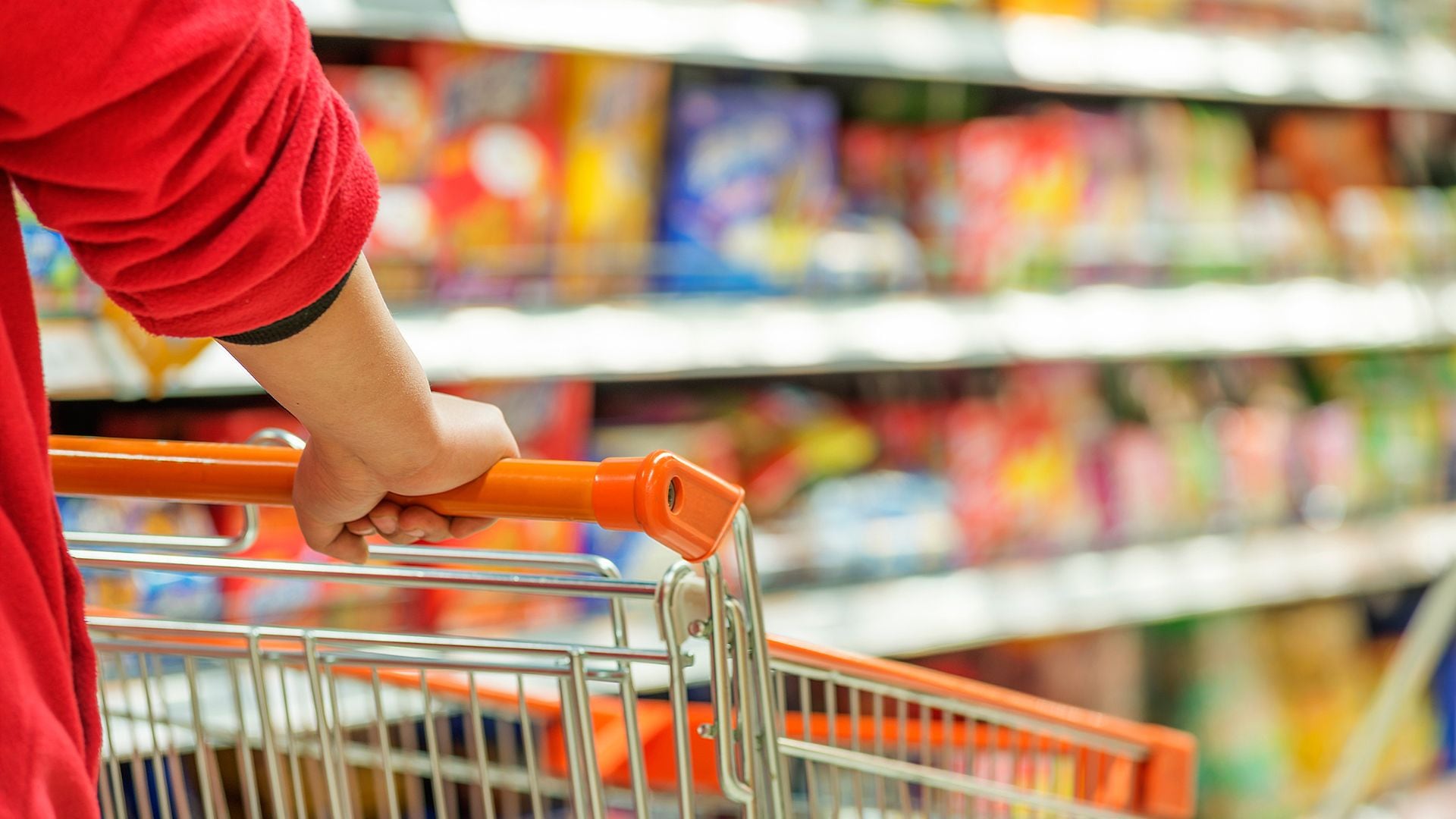 Supermercados de Nueva York implementan tecnología de freno perimetral para evitar que los carritos salgan del área permitida y reducir pérdidas por hurto o abandono