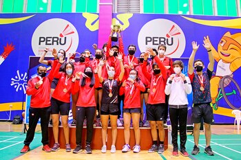 Fotografía sin fecha cedida por Legado Lima 2019 de los integrantes del equipo de bádminton de Perú celebrando al ganar el Torneo Sudamericano de Bádminton en Lima (Perú). EEFE/Legado Lima 2019/Archivo