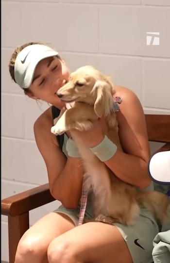 Anna Kalinskaya junto a su perro (Captura de video)