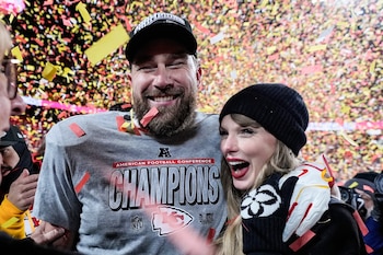 Taylor Swift y Travis Kelce tienen un patrimonio conjunto estimado en 2 mil 800 millones de dólares. (AP/Ashley Landis)