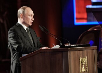 El presidente ruso, Vladimir Putin, calificó al holocausto como "uno de los capítulos más terribles de la historia de la humanidad" e indicó que recordarlo "es una responsabilidad compartida con el pasado y el presente". "Foto: Sputnik/Alexei Nikolskyi/Kremlin via REUTERS