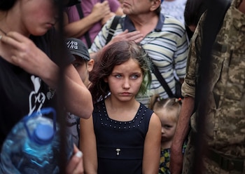 Evacuados esperan un tren en