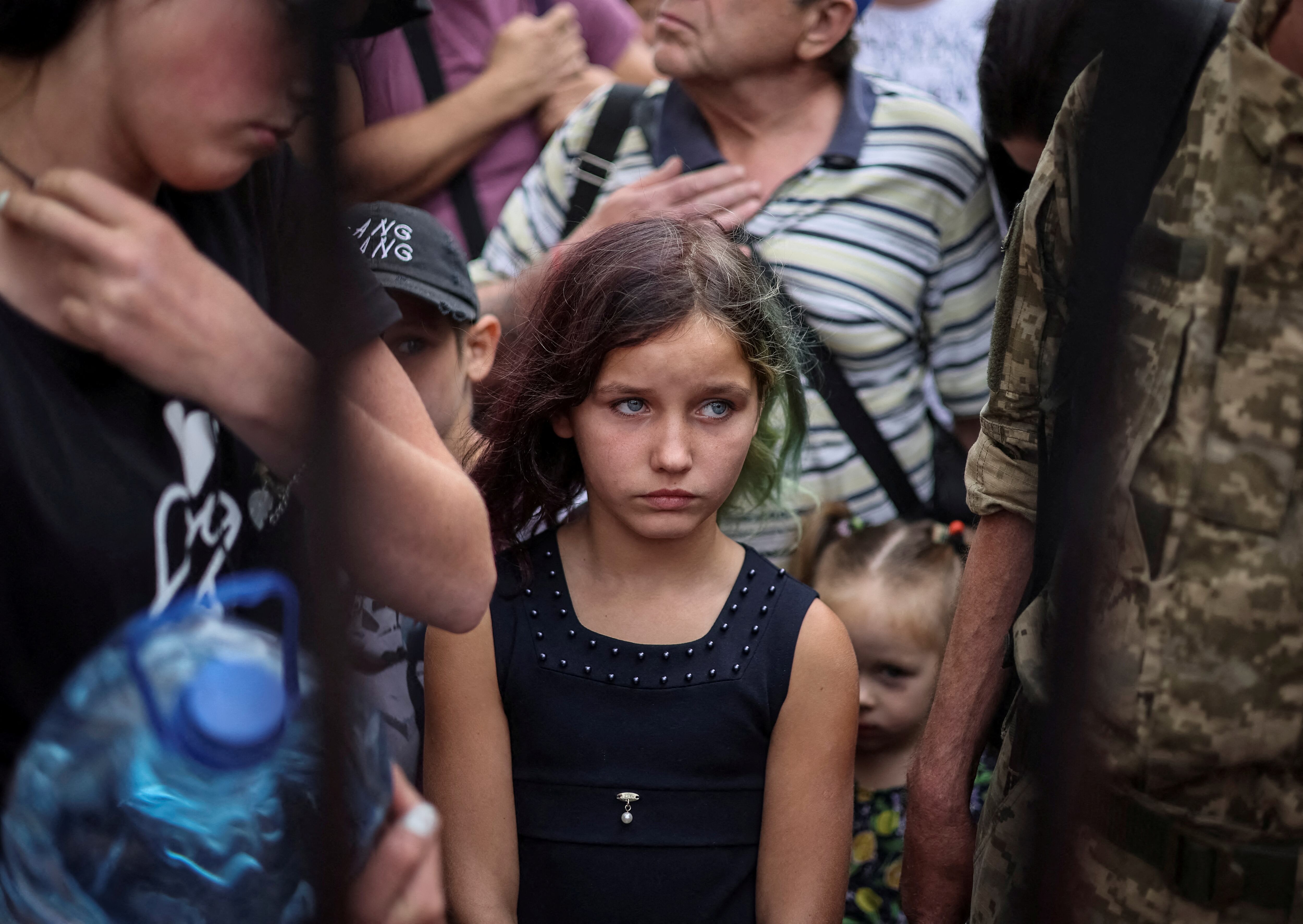 Evacuados esperan un tren en Pokrovsk, Donetsk, junio de 2022. Casi 5,9 millones de ucranianos abandonaron el país y otros 3,7 millones se desplazaron internamente. (REUTERS/Gleb Garanich)