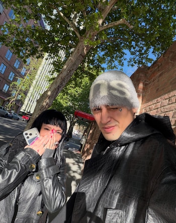 Los artistas, en una selfie callejera con un entorno urbano de fondo