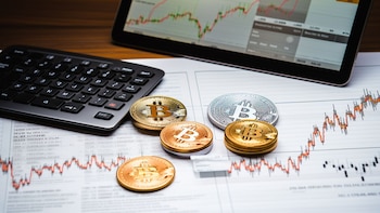 Las criptomonedas se caracterizan por usar redes blockchain, no existir físicamente y carecer de regulación. (Archivo)
