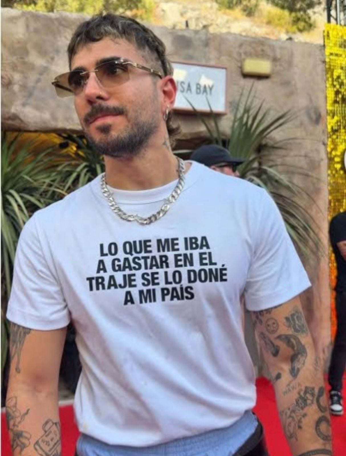 “Lo que iba a gastar en el traje lo doné a mi país”, decía la camiseta que Juan Duque eligió para la ceremonia - crédito tomado de redes sociales