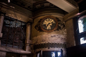 El reloj y los vitrales