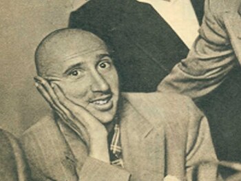 Peleándose y rebasándose con rudeza,