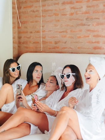 Mascarillas faciales, peinado y maquillaje