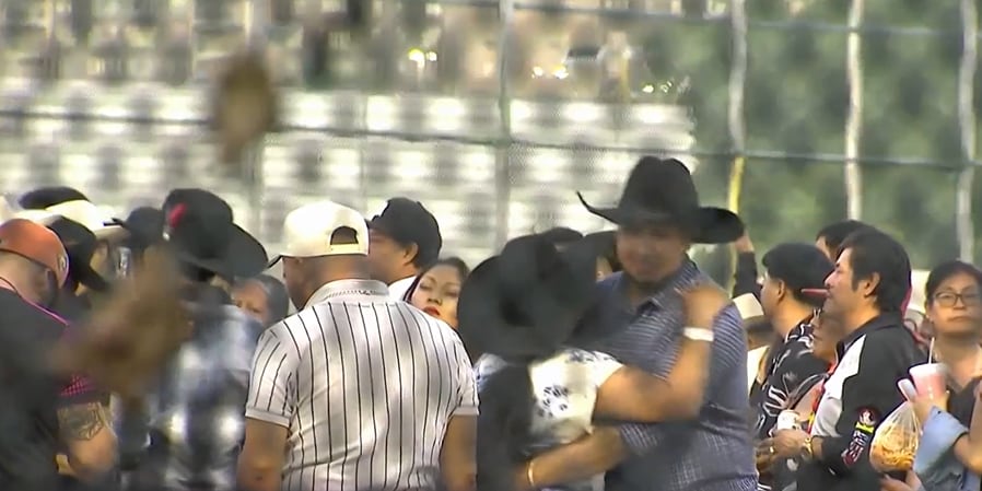 Pese al incidente y la conmoción, la música y las actividades programadas siguieron desarrollándose en la arena del Bronx (NBC New York)