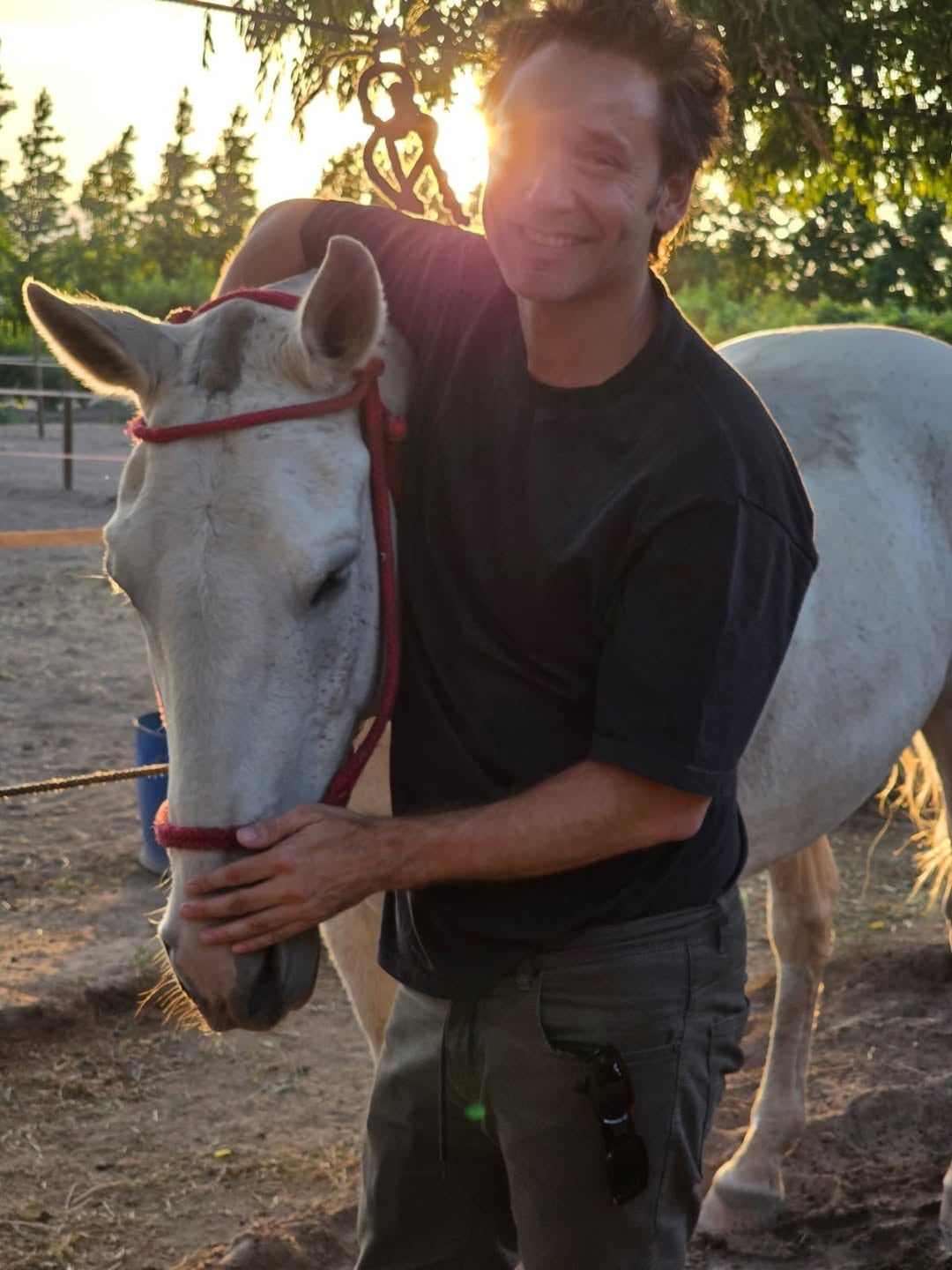 El interés de Vicuña por el polo viene de su padrastro, Oussama Aboughazale, polista del equipo Sumaya, habitual competidor en las temporadas británicas.