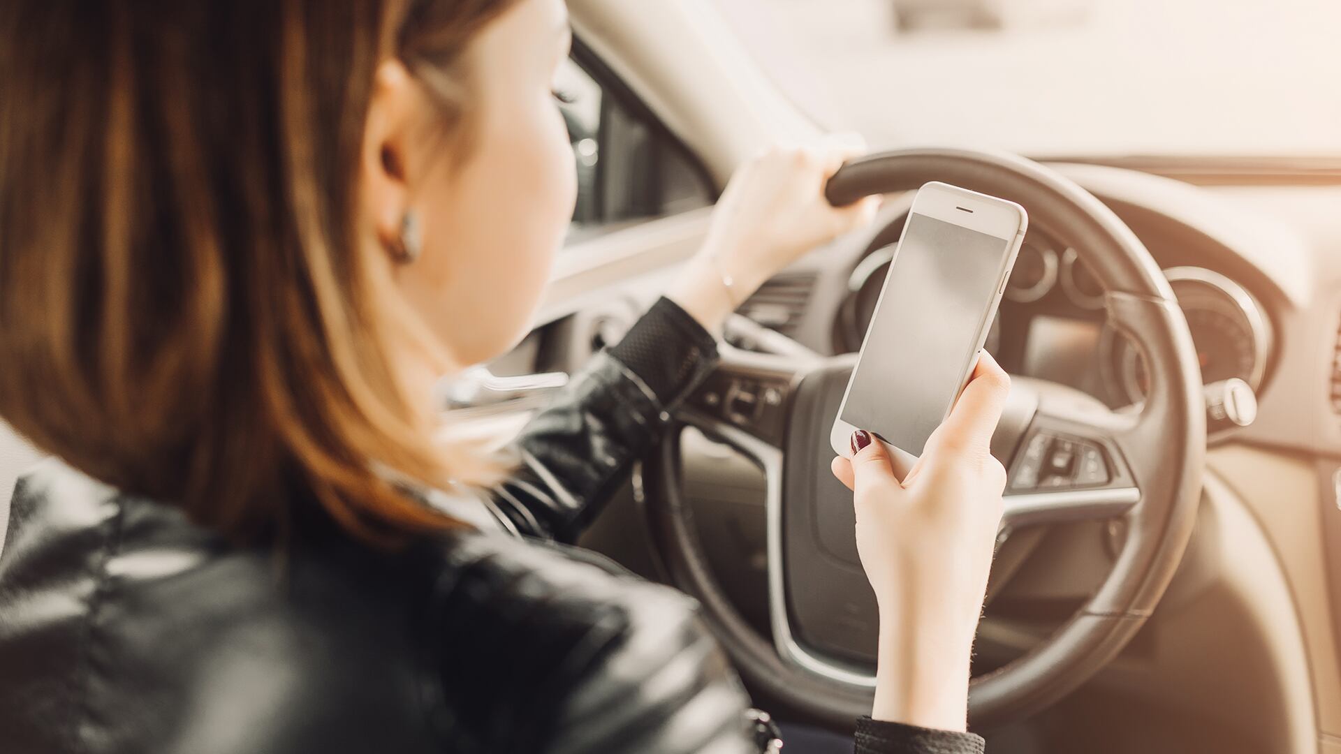 Una de las faltas graves es conducir utilizando el teléfono celular (Freepik)