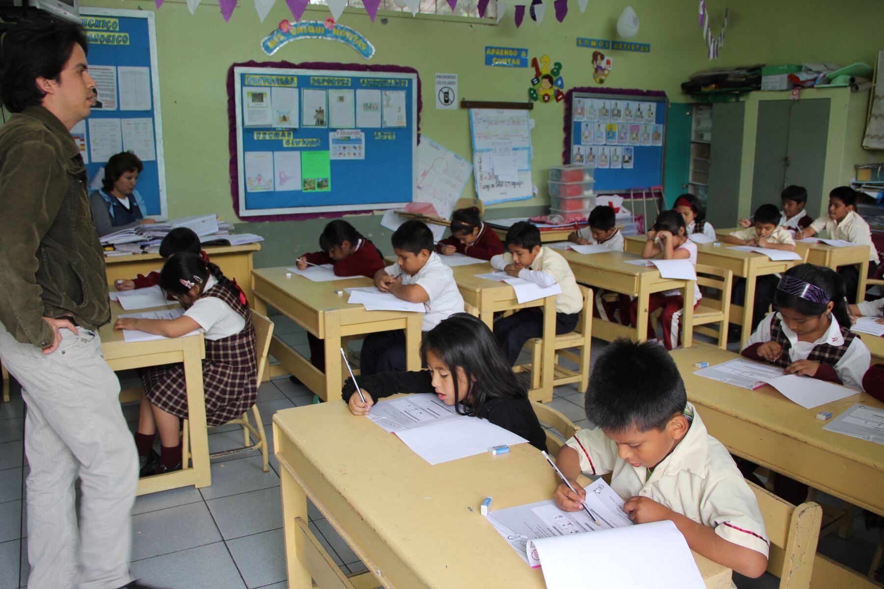 Un docente peruano en una clase junto a sus estudiantes | Foto: Agencia Andina