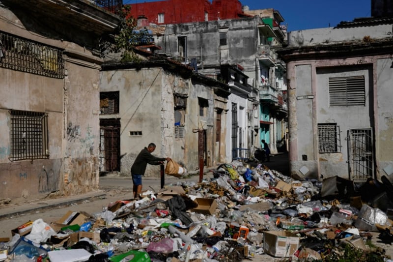Un hombre arroja basura en una calle del centro de La Habana, Cuba, el 15 de febrero de 2026. REUTERS/Norlys Pérez
