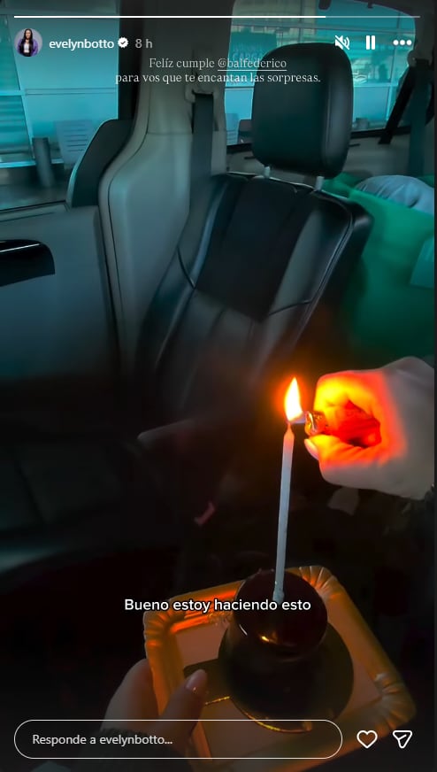 La locutora trasladó dentro de su vehículo una torta con una vela encendida, mate y un acolchado para la ocasión