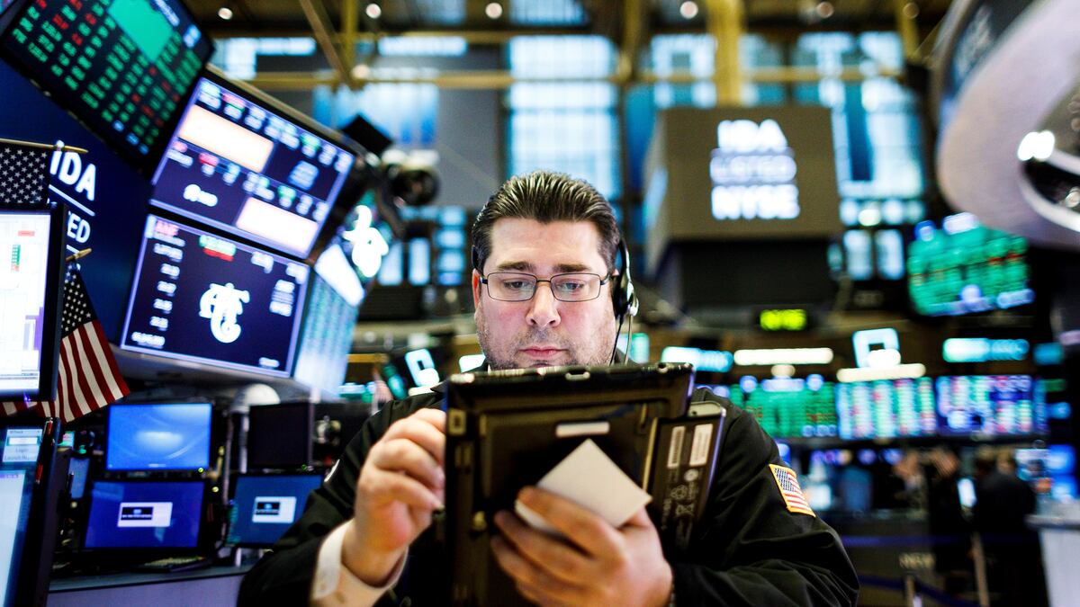 Corredores de bolsa trabajan en la Bolsa de Nueva York (EE.UU.).
