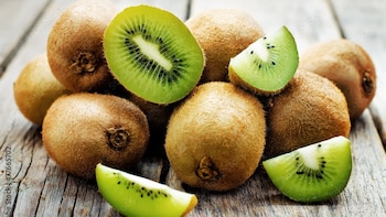 Las propiedades del kiwi verde, reconocidas por la UE (Adobe Stock)