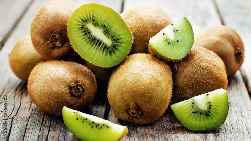 El kiwi, con el doble de vitamina C que una naranja, mejora la respuesta inmune y ayuda a reducir enfermedades crónicas asociadas a la inflamación y el estrés oxidativo (Adobe Stock)