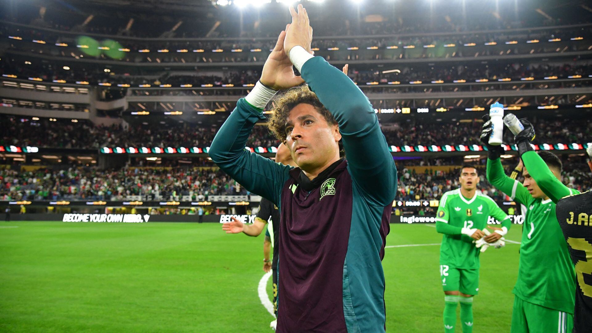 Guillermo Ochoa podría quedar fuera de la Selección Mexicana para la gira en septiembre por falta de equipo. (Gary A. Vasquez-Imagn Images via REUTERS)