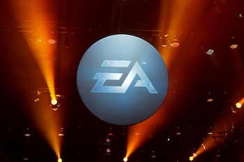 ARCHIVO - El logotipo de Electronic Arts se exhibe durante la Electronic Entertainment Expo en Los Ángeles el 12 de junio de 2013. (AP Foto/Jae C. Hong/Archivo)