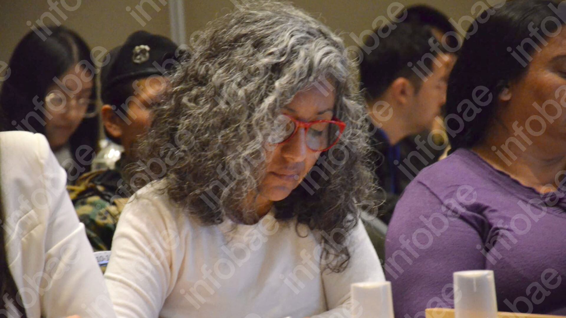 Marcela Acuña usó el cabello suelto y bajó la vista ante los flashes