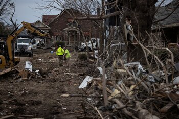 Los equipos limpian los escombros