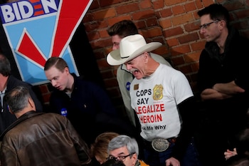 Un hombre viste una remera