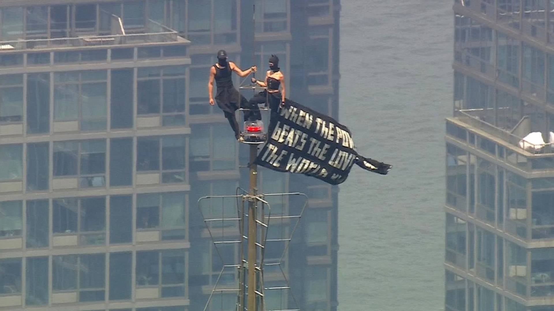 El Empire State Building apagó la antena de radio y televisión mientras la pareja permanecía arriba por el riesgo de exposición a ondas de radio (Captura de video )