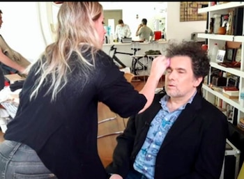 Paula Petrini maquillando a Andrés