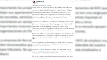Captura de pantalla de un tweet de Bill Ackman en Twitter con un fondo desenfocado. El tweet contiene texto sobre la economía de NYC, propietarios no residentes y políticas fiscales