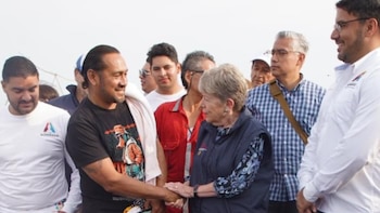 Alicia Bárcena en Veracruz por derrame de hidrocarburo. (Foto: Semarnat)