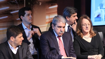 Aníbal Fernández, entre Alicia Kirchner y Axel Kicillof. Ya en diciembre, Alicia había reclamado a Alberto Fernández una figura de peso para YCRT (Foto NA: Juan Vargas)