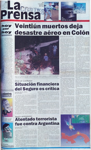 Portada impresa de un periódico con titulares en español, fotografías de restos de un avión en un monte y un mapa vial