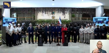 Autoridades de Costa Rica, junto a la presidenta Laura Fernández, presentan el balance semestral de seguridad pública, acompañados por representantes de los diferentes cuerpos policiales en Casa Presidencial (Cortesía Presidencia CR).
