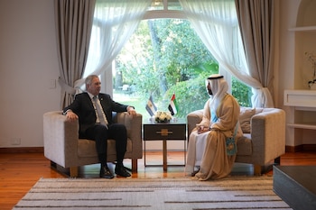 Pablo Quirno y Saeed Abdulla Al Qemzi sentados en sillones, frente a una ventana grande, con banderas de Argentina y EAU en una mesa entre ellos
